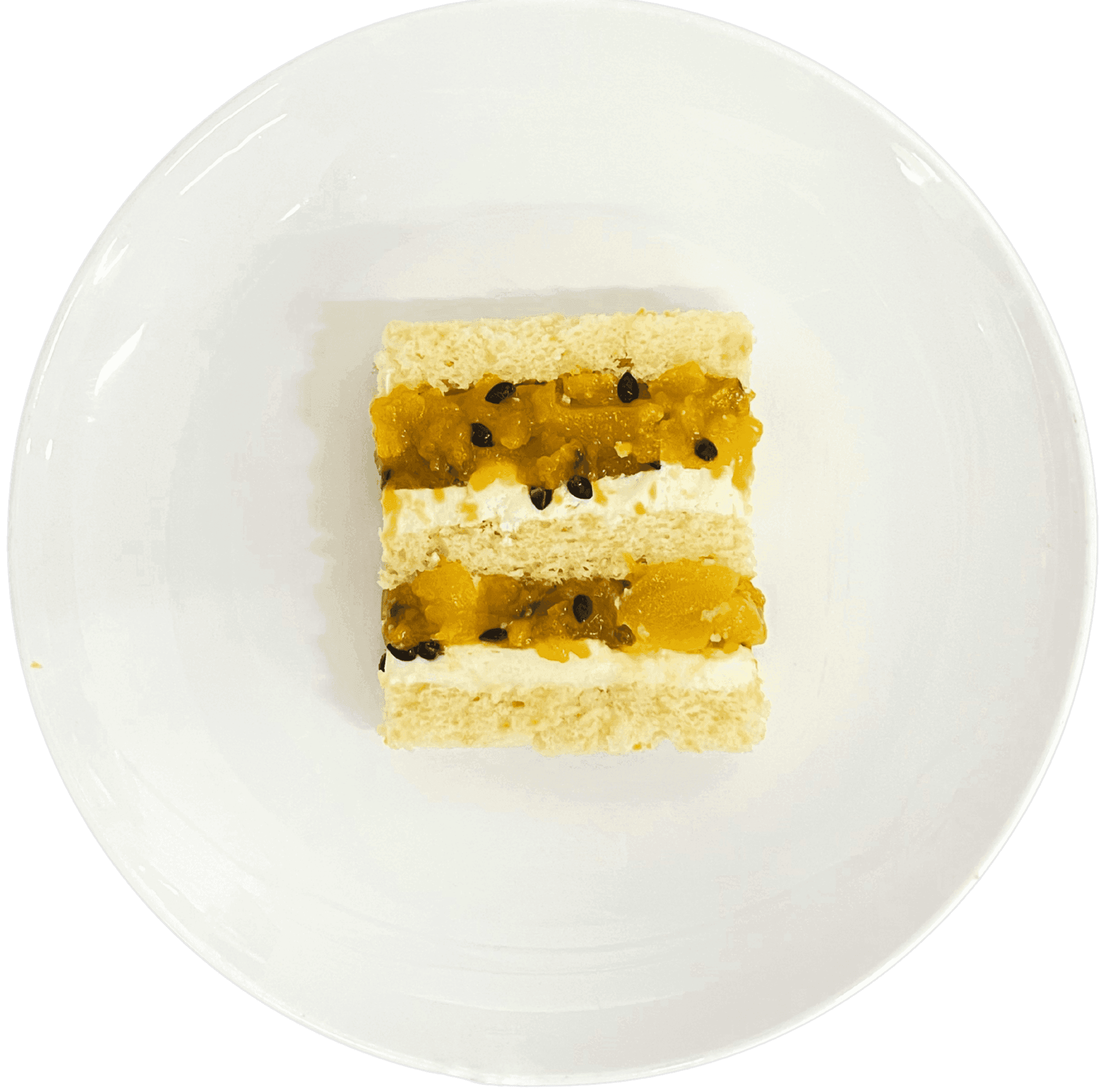 Шматочок торту з двошаровою начинкою манго-маракуйа на тарілці.